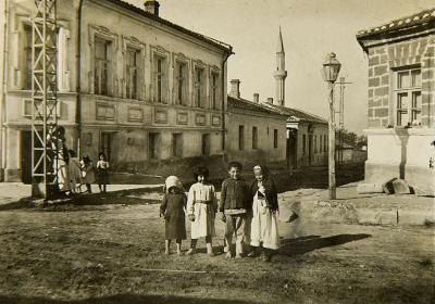 Прикрепленное изображение: Нижне-Госпитальная. Вид на софийский минарет. 1918 г..jpg